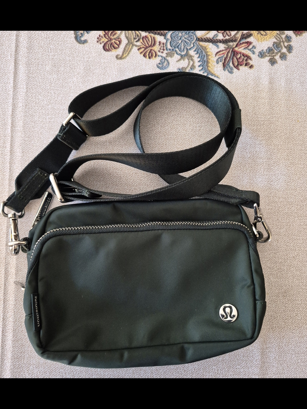 Lululemon Everywhere 2L Crossbody Shoulder Bag